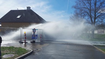 Hned na dvou m&iacute;stech v Pardubic&iacute;ch do&scaron;lo k hav&aacute;rii vodovodn&iacute;ho řadu
