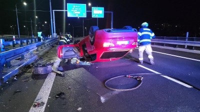 Mladý řidič s vozem narazil do svodidel a následně skončilo auto na střeše