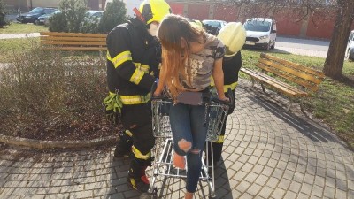 Obrazem: Zachraňovali dívku zaseknutou v nákupním vozíku, lovili inzulínovou pumpu v lomu. Letošní nejen kuriózní zásahy hasičů