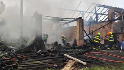 Šest jednotek hasičů likvidovalo požár stodoly v Býšti, byla v ní zvířata