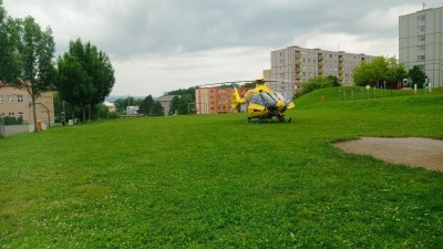 Na muže v areálu sběrných surovin spadl balík slisovaného papíru