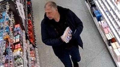 Zloděj zav&iacute;tal do drogerie a bral. Tento muž by o tom mohl něco vědět