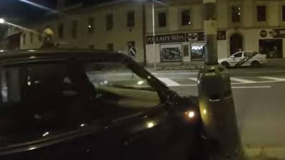 VIDEO: Mladá žena opilá odcizila auto a po pár metrech nabourala do lampy. Před policisty se v autě zamkla. Ti se k ní dostali přes okno