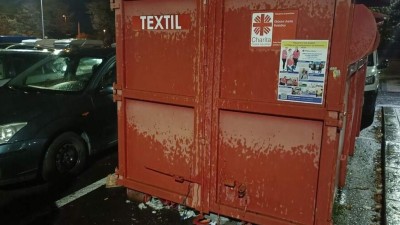 Charitní kontejner na textil obsadili v Pardubicích tři bezdomovci