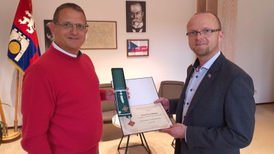 Krajský ředitel hasičů ocenil hejtmana Pardubického kraje a předal mu Čestnou medaili Za významnou a dlouhodobou spolupráci s HZS ČR