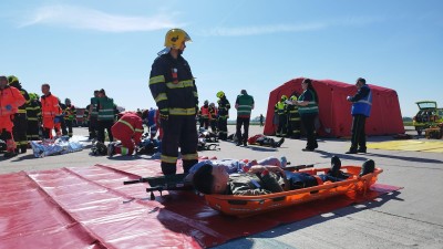 Obrazem: Letadlo se snaží nouzově přistát v Pardubicích, nedaří se mu to a padá, i tak může vypadat trénink všech složek integrovaného záchranného systému