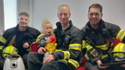 Dětská zvědavost nemá mezí, tomuto roztomilému chlapečkovi museli pomoci z vysavačové pasti hasiči