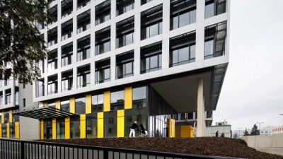 Dvacet jedna cestujících z vlaku, který se ve středu v noci srazil s nákladním vlakem v Pardubicích, putovalo do Pardubické a Chrudimské nemocnice