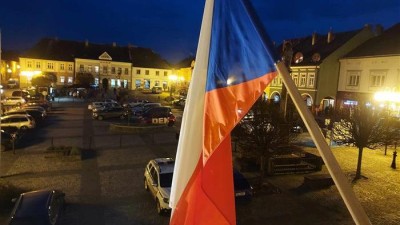 V Pardubicích státní hymna, V České a Moravské Třebové a Ústí nad Orlicí Modlitba pro Martu. Přesně v 17:11