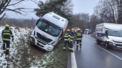 Obrazem: Díky větru a sněhu se hasiči se první únorový den nezastavili