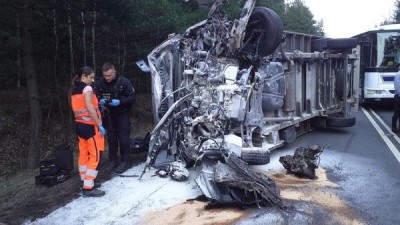 Obrazem: Bouračka dvou aut způsobila hromadnou srážku, jedno z aut se po nárazu rozhořelo