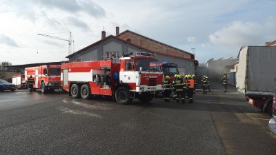 Ve firmě ve Vysokém Mýtě vzplály nečistoty. Zlikvidovat požár vyjely čtyři jednotky hasičů