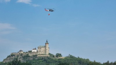 Černý jestřáb se proháněl na nebesích kolem Kunětické hory