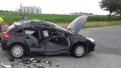 Motorkář napálil do osobního auta a dodávky. Letecky ho dopravili do nemocnice