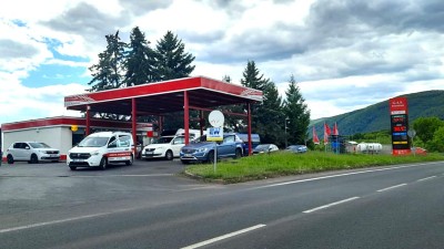 Budeme letos v létě tankovat pohonné hmoty za cenu kolem 30 koruna za litr? Zda je to možné, vysvětluje český ekonom