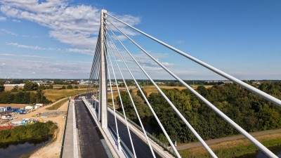 Foto z ptačí perspektivy: Prohlédněte si obchvat Pardubic ještě před jeho dokončením