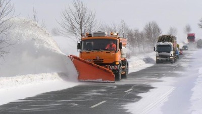Silnice bude v zimě v kraji udržovat 26 nákladních automobilů se sypací nástavbou, 6 traktorových radlic a 6 nakladačů a 9 tisíc tun posypu