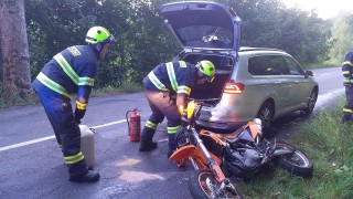 Motorkář svou jízdu skončil v kufru osobního vozu