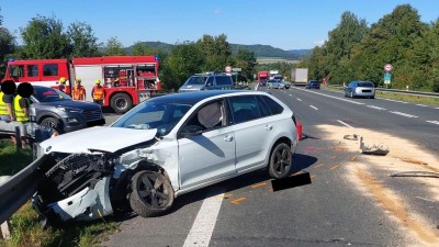 Ošklivá srážka osobních aut. Dva zranění byli převezeni do nemocnice