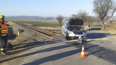 Na přejezdu se stala nehoda. Automobil se ale nestřetl s vlakem