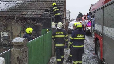 Muž vysypal žhavý popel do popelnice. Když odjel, začal mu hořet dům