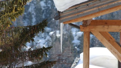 Kdo zodpovídá za padající sníh a led ze střech budov? Neodklizená nadílka může způsobit značné finanční škody i ohrozit zdraví
