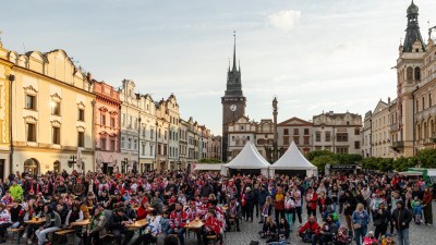 Páteční hokej se přesouvá do Třince. Na pardubické fanoušky opět čeká promítání na Pernštýnském náměstí