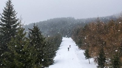 VIDEO: REPORTÁŽ: Na horách zima neskončila. Na Krušnohorské lyžařské magistrále stále můžete běžkovat