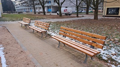 Nejen nový zelený park, v Polabinách před sezónou opravili i lavičky