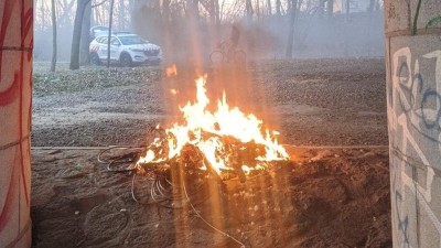 Při pálení kabelů poškodil muž v Pardubicích most