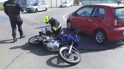 Motorkář se srazil s osobákem. Podobných nehod začalo na Pardubicku přibývat