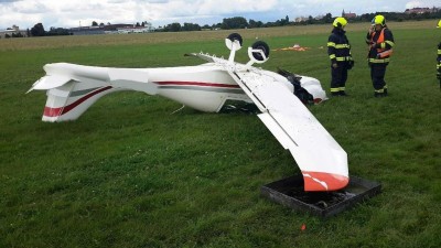 Pilot ultralightu přistál na letišti u Chrudimi na střeše