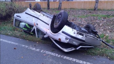 Foto: Auto skončilo mimo vozovku na střeše. Zraněnému řidiči se podařilo ze zmáčknutého auta vylézt