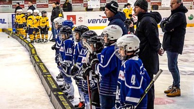 VIDEO: Malí hokejisté poznávají na Sev.en Hockey Cupu atmosféru opravdového turnaje