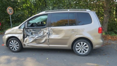 Řidič skříňového nákladního vozidla bílé barvy rozpáral bok jiného auta u Helvíkovic a ujel, policie hledá svědky