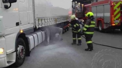 Obrazem: Ve Vysokém Mýtě začal samovolně hořet kamion, řidič si toho včas všiml