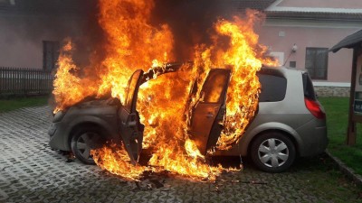 Plameny pohltily auto během chvíle