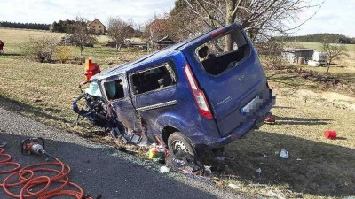 AKTUÁLNĚ OBRAZEM: Čelní střet dvou dodávek, uvnitř bylo zaklíněno šest lidí