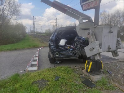 Ze střetu vlaku s automobilem naštěstí všichni vyvázli bez zranění