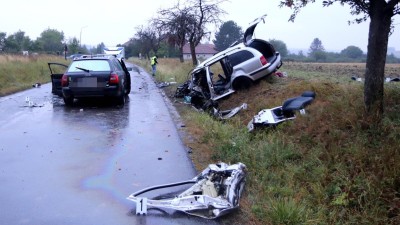 Nehoda má tragické následky, jeden řidič zemřel, další dvě osoby jsou ve vážném stavu v nemocnici