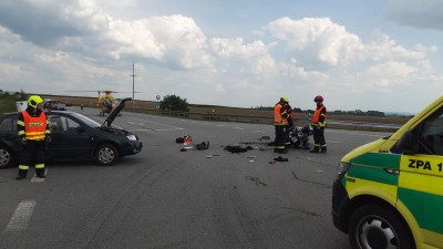 Další motocyklista byl dnes transportován vrtulníkem do nemocnice, utrpěl zranění po srážce s autem, ze něhož musel být řidič vyproštěn