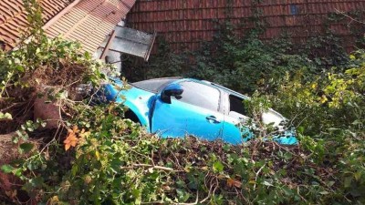 Obrazem: Auto vylétlo ze silnice, spadlo do zahrady a čumákem se zastavilo o dům