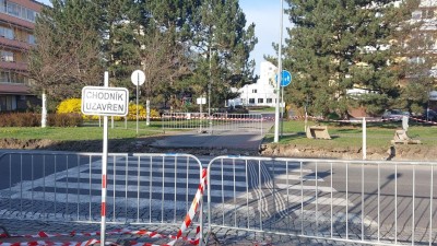 V Pardubic&iacute;ch je uzavřen kvůli rekonstrukci zast&aacute;vky jeden z přechodů pro chodce