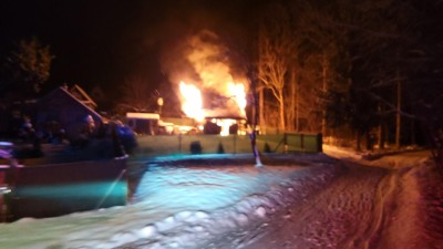 U pož&aacute;ru chaty v Lan&scaron;krouně zasahovalo pět jednotek hasičů. Hrozilo, že se vzn&iacute;t&iacute; les v okol&iacute;