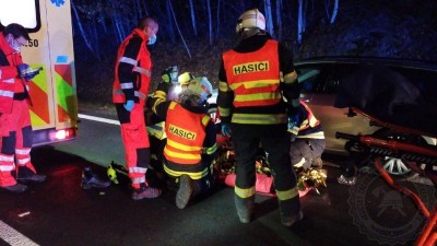 Večerní srážka tří aut mezi obcemi Slatiňany a Nasavrky si vyžádala dvě zraněné osoby, jednu museli hasiči vyprošťovat