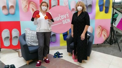 Oblékli se do papučí, aby poukázali na možnost domácí hospicové péče pro své nevyléčitelně nemocné blízké