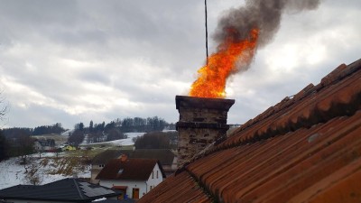 Z kom&iacute;nu domu v Kunčic&iacute;ch &scaron;lehaly žhav&eacute; saze