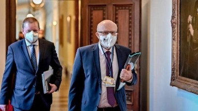 Třetí dávkou se mohou očkovat lidé nad 30 let. Jaká opatření platí na Silvestra a co čeká děti po návratu do škol?