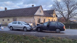 Čelní srážka dvou aut, střet se zvěří, se sloupem, únik plynu i požár pole od dělobuchů. Pětadvacet událostí v kraji za jeden den