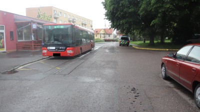 Necestovali jste v úterý dopoledne v Chrudimi autobusem? Policie hledá svědky pádu ženy